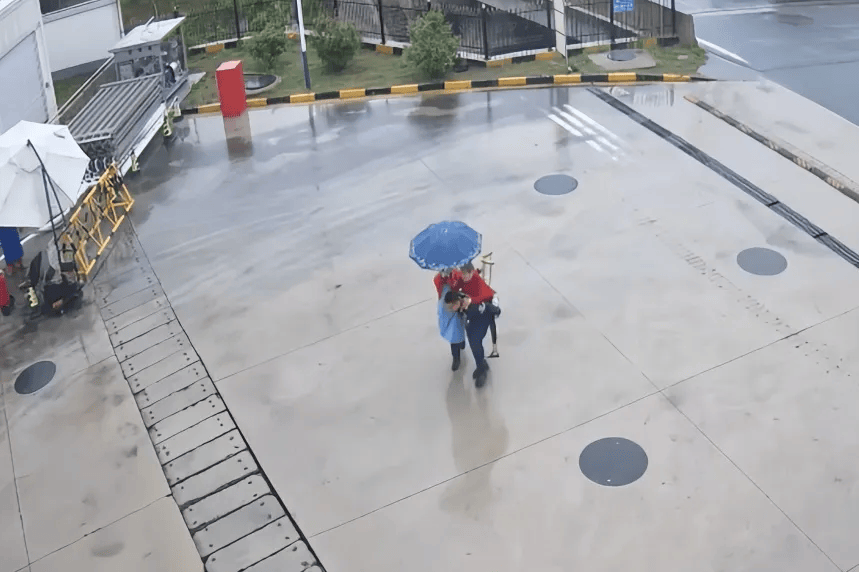 ymmiee's tweet photo. A stranger held the door open for me in the heavy rain, handed me a tissue and said "You’ve got this." Small kindness that turned a tough day around. https://t.co/hwlnKHwiMb