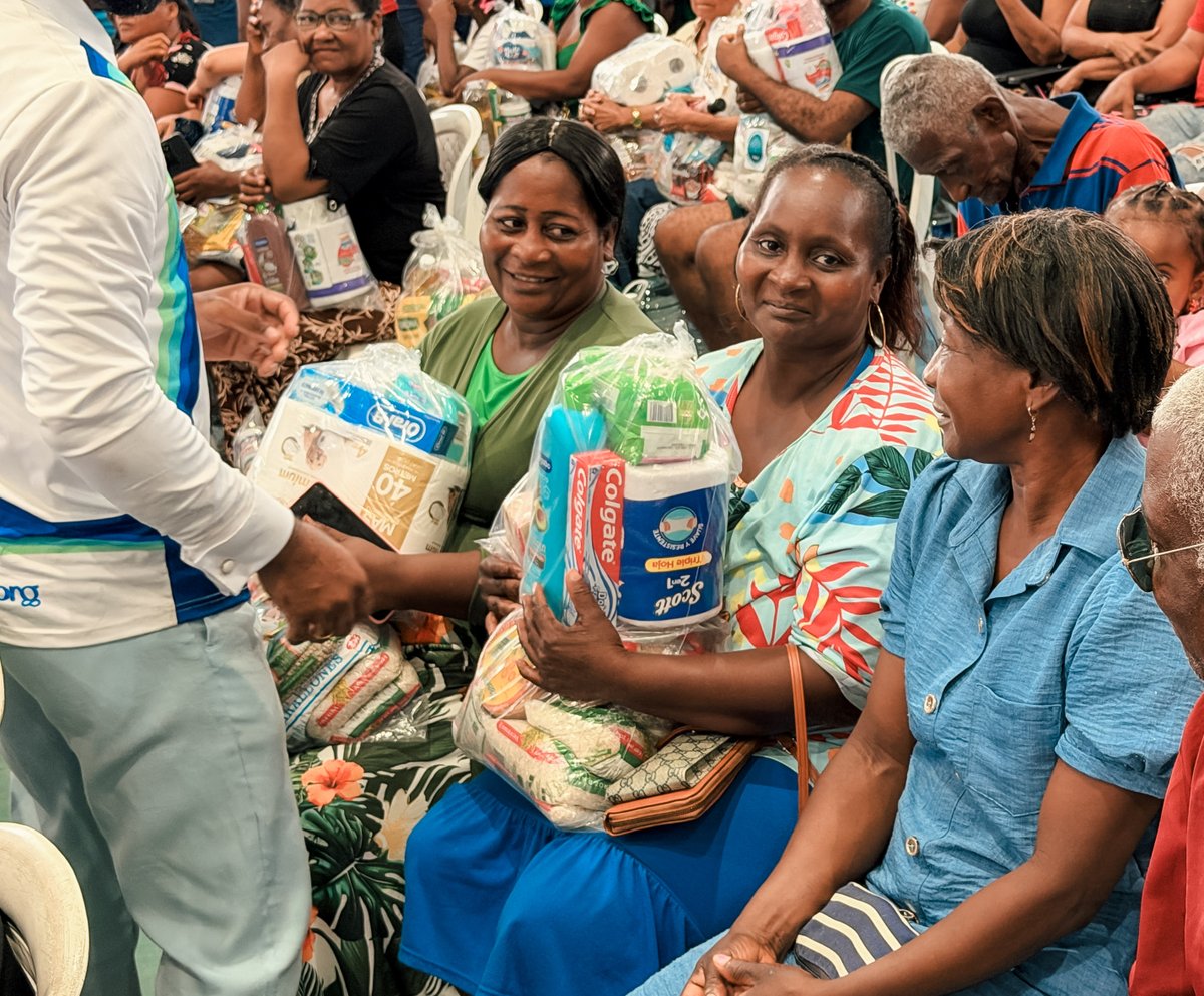 FIMLM's tweet photo. #HoyPorColombia 🇨🇴 | Ayuda humanitaria para Buenaventura.

Con el liderazgo de la Dra. @MLPiraquive y el apoyo de nuestros donantes, entregamos a 500 familias afectadas por la emergencia, 2500 ayudas incluyendo mercados, kits de aseo y galones de agua.

🌐 https://t.co/cyjnqtEaGE https://t.co/qS0X9dTMtN