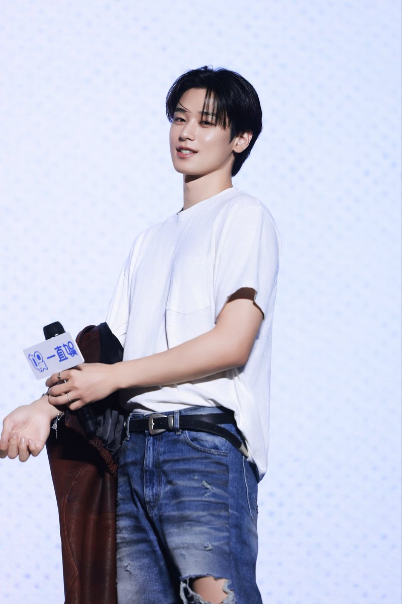 kittenzuyo's tweet photo. he looks exactly like the most handsome man in the world https://t.co/rQKsi8pHwv