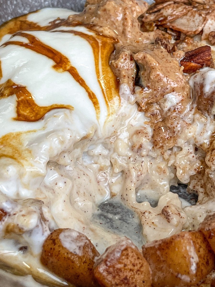 richardletlhog2's tweet photo. Just finished a warm homemade oatmeal bowl topped with banana slices and a sprinkle of cinnamon—slow Sundays at home hit different https://t.co/FuFXheEGZw