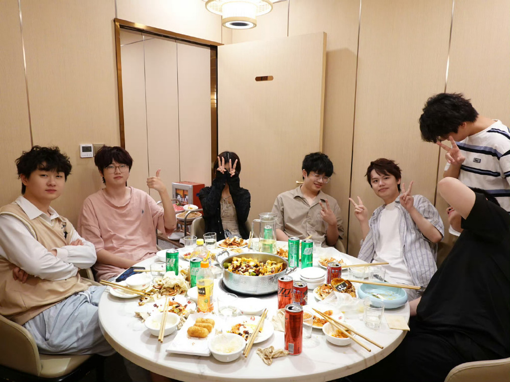 caroff_celine's tweet photo. Just finished an epic variety show live shooting! The laughters, behind-the-scenes jokes and super fun teammates made my whole day  Gonna replay it nonstop later~ https://t.co/D6GUlvv3xD