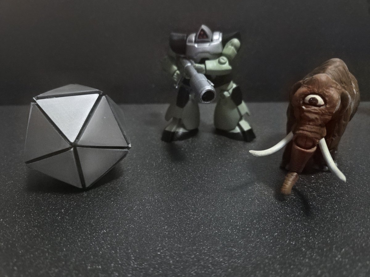 nekoneko008's tweet photo. スペースハリアーのビンズビーンを製作しました。ダイソーの三角形のシリコン型で正三角形を大量複製して磨き倒しました。
だんだんドラゴンランドっぽくなってきました
超能力戦士の登場が待たれます
#セガ
#スペースハリアー
#レトロゲーム https://t.co/VZ6BwoUVY6