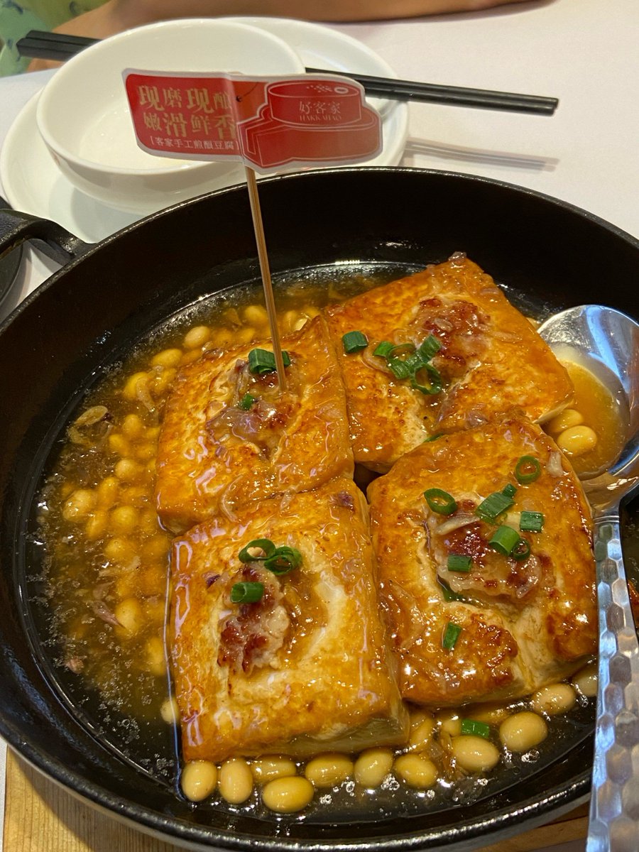 PenelopeHoerdu's tweet photo. 刚出锅的盐焗鸡嫩到爆汁！咬一口连鸡皮都浸着鲜，配冰可乐直接把周五的快乐拉满， https://t.co/Hr01O9Fx8j