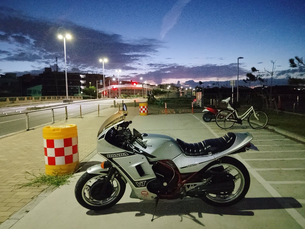 h8yCKNPDdH5ymQu's tweet photo. 暑くなる前にちょっと流してみた
久しぶりにツーリング行きたいわぁ
#VT250F
#バイク
#mc08 https://t.co/dAhUXw0wkm