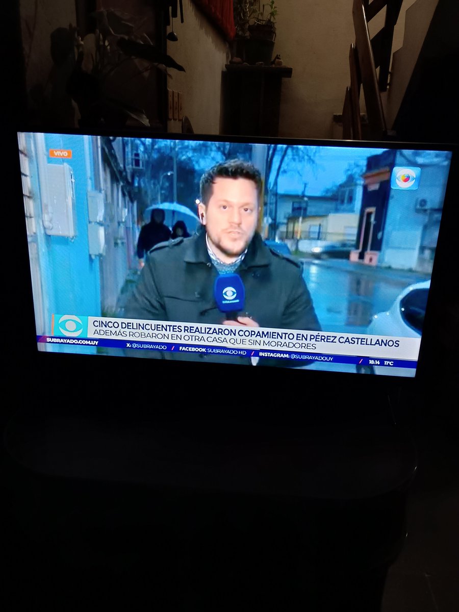 SJuana21's tweet photo. VEAN EL GRADO DE INDEFENSIÓN.!! COPAMIENTO EN COMPLEJO PÉREZ CASTELLANOS..GRITAN "POLICÍA.!" ENTRAN EN LA CASA ENCIERRAN AL CHICO DE 18 AÑOS, Y SE ROBAN TODO.!! NO VA LA TÉCNICA XQ LOS EFECTIVOS DICEN QUE "A LA VISTA, NO HABÍAN HUELLAS DE LOS DELINCUENTES.." MÁS CLARO.? @CNEGRO7 https://t.co/qm9VducsYc