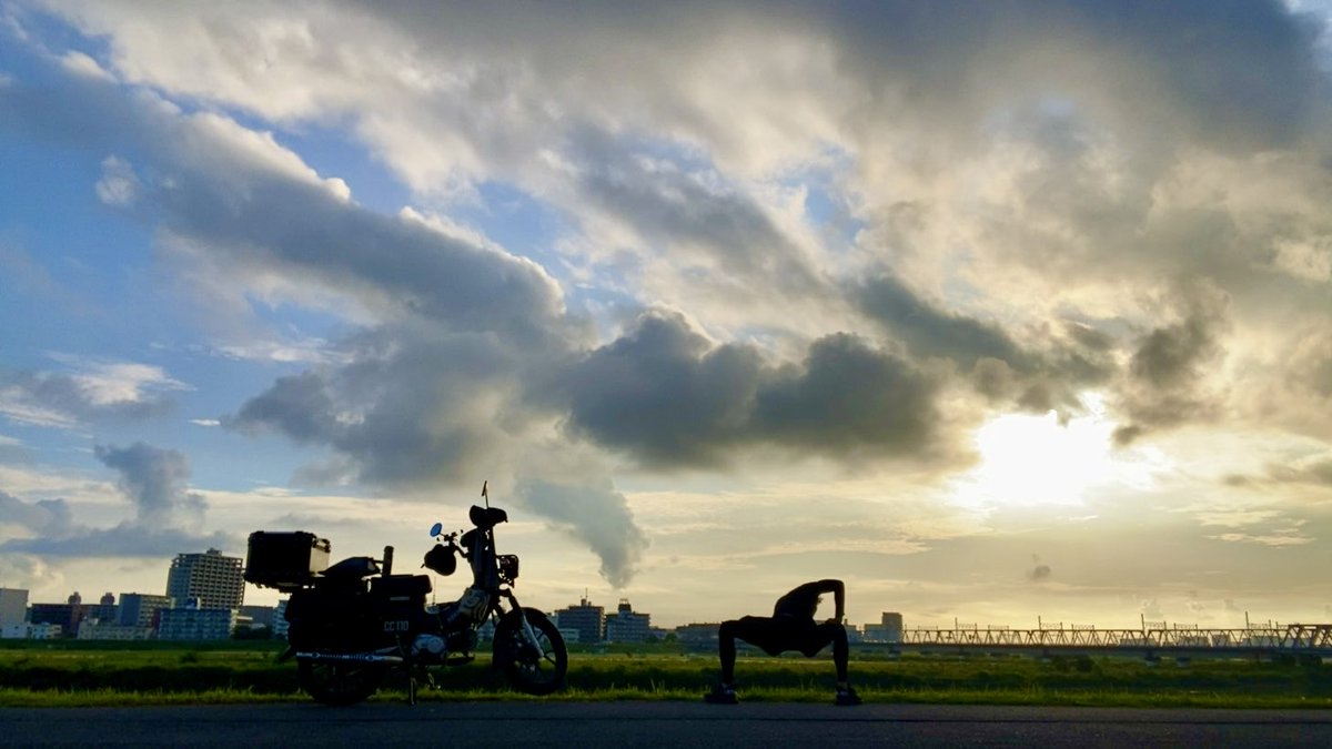 asu1111111111's tweet photo. 朝ラン終わり
昨日あれだけ動いても、一晩経ったらまた動きたくなる不思議💭
だって元々は走りたかったわけじゃない
ただこんな平日の早朝から汗かいて疲れてる人の姿がイカれてるように見えたけど、その理由を聞けなかったんだよ https://t.co/gWdHo1R0K1