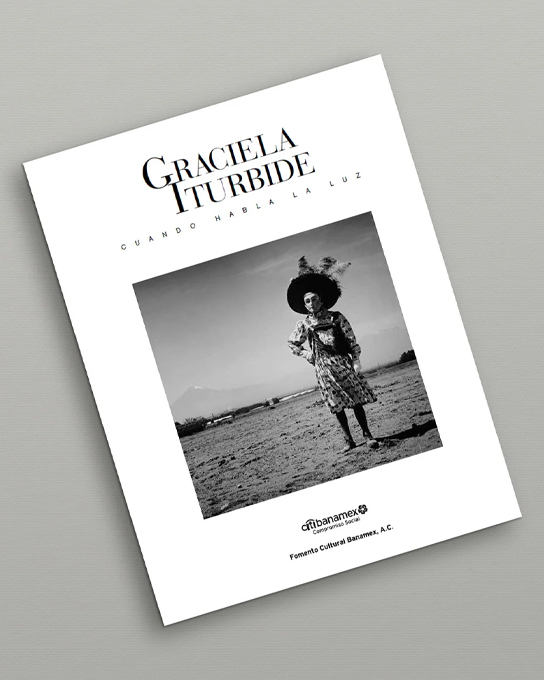 RevistaDArte's tweet photo. Fomento Cultural Banamex, A.C.
@fomentoculturalbanamex
@gracielaiturbide
Graciela Iturbide. Cuando habla la luz
Cuarenta y cinco años de mirar, recorrer y revelar el mundo a través de la fotografía. Cuando habla la luz reúne imágenes de Graciela Iturbide que atraviesan paisajes, rituales, vida cotidiana, oficios y tradiciones, siempre desde una mirada profundamente humana.

Del desierto de Sonora a Juchitán, de México a la India y Estados Unidos, sus fotografías construyen una geografía personal en la que mujeres, hombres, niños, animales y paisajes se convierten en símbolos de identidad, memoria y pertenencia.

Una obra guiada por la curiosidad y por esa capacidad única de Iturbide para observar lo cotidiano hasta encontrar en él algo inesperado: el instante en que la luz también habla.

#GracielaIturbide #CuandoHablaLaLuz #fomentoculturalbanamex #gracielaiturbide #revistadearte #dossier #dossierdelossentidos #arte #libros