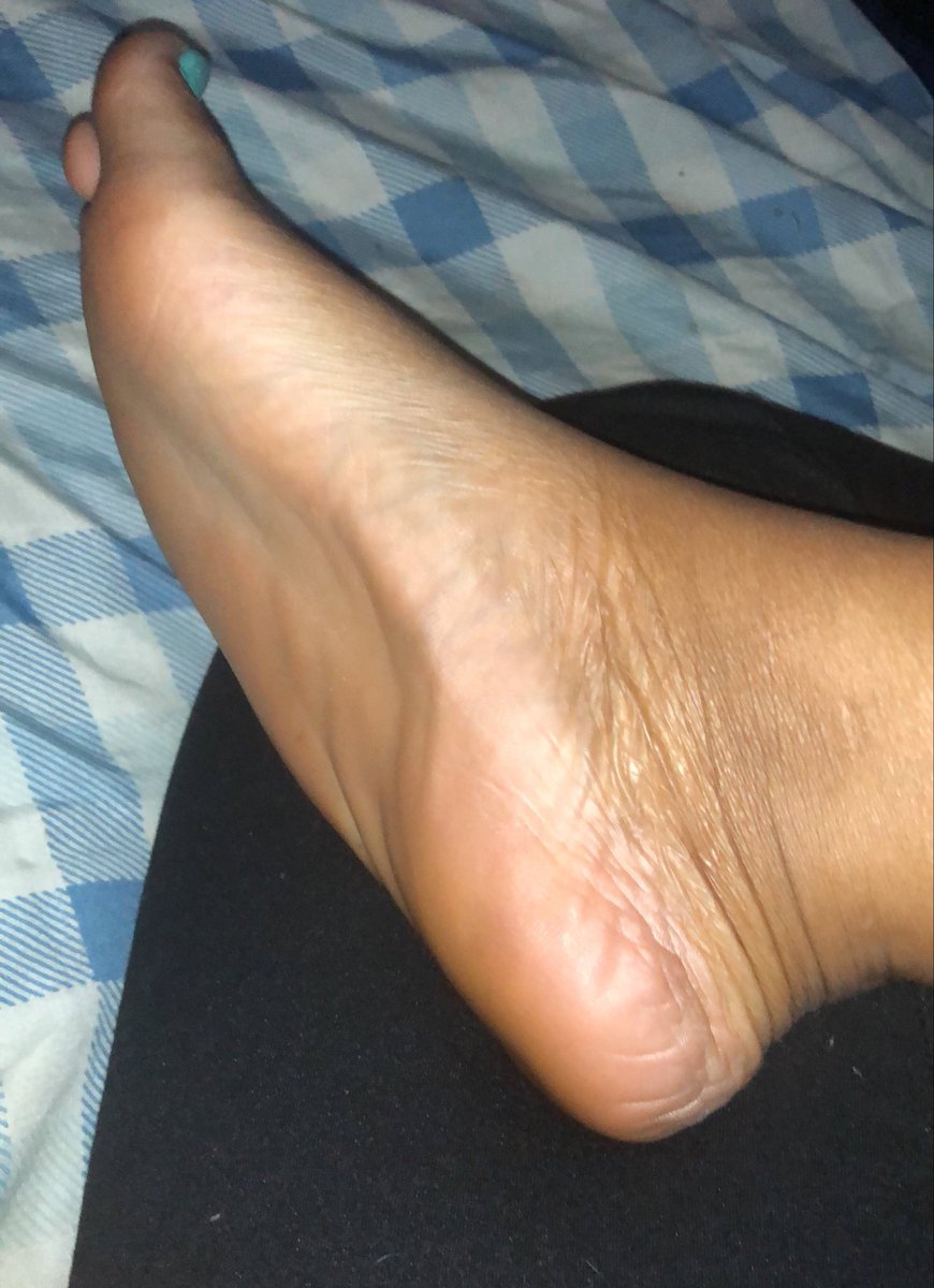 pr33tyf33t33's tweet photo. jus chillin 😎 #barefoot #soles https://t.co/2KXphNslZ8