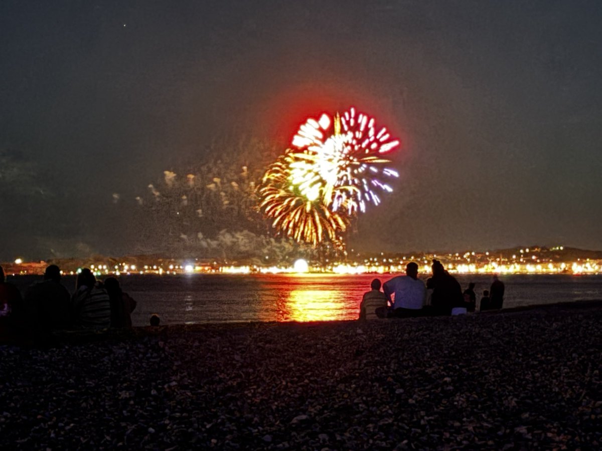 soberfootball's tweet photo. Tonight, in Weymouth I sat on the beach with my family and watched fireworks. @BristolCity hat on and the #FW shirt of course.
Nearly 5 years on from last time I was here and it was the day I decided to stop drinking.
I’m proud of myself, and tonight I shed a happy tear. https://t.co/qD3gXHZxWe