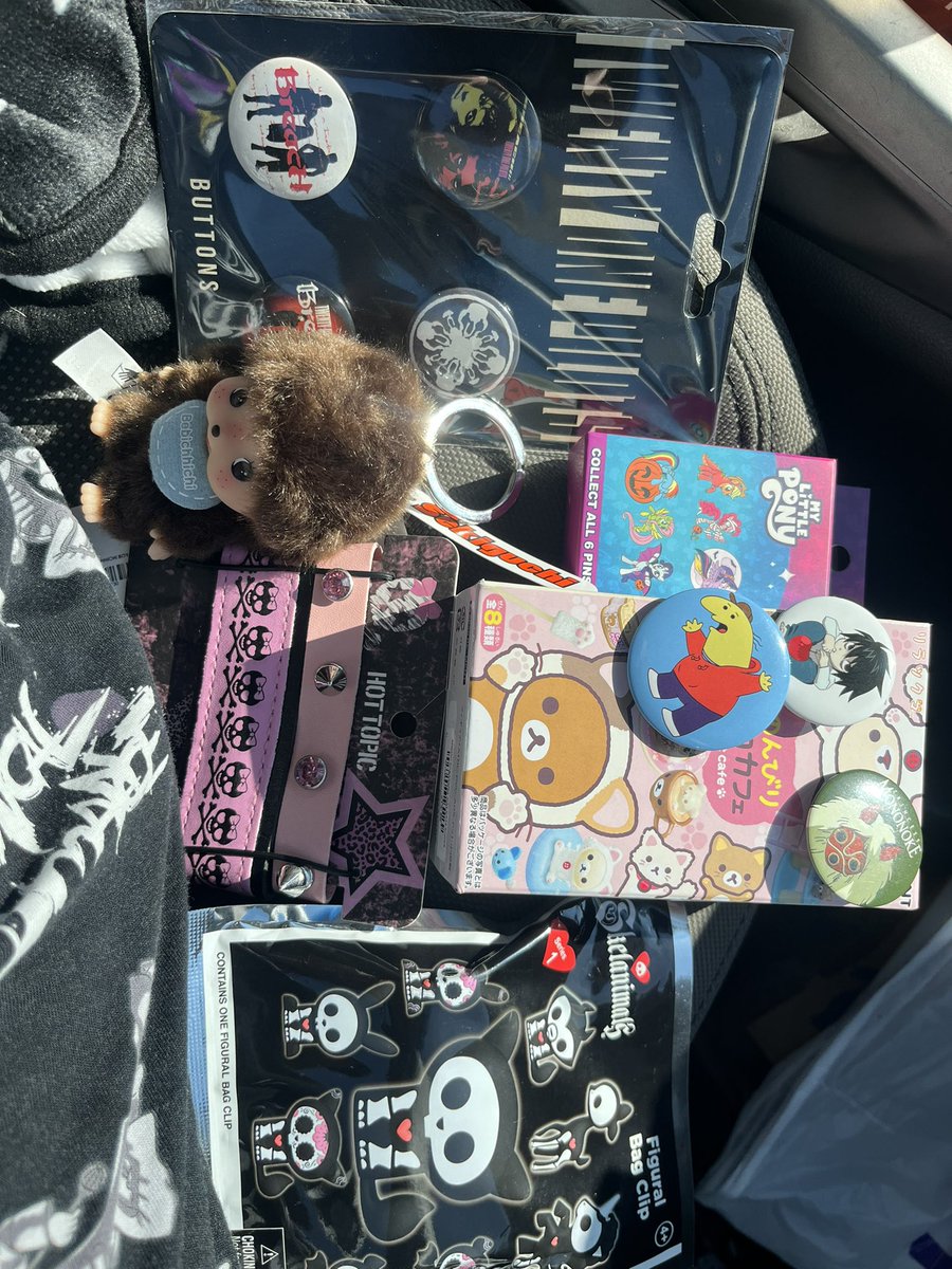 mcrvirus's tweet photo. Saved - $84~ from hottopic, spencers, and pop mart . Lost $11 from claires #klepto #clepto #cleptotwt #kleptotwt #borrowingtwt #borrowing #racking https://t.co/7lw1R9v408