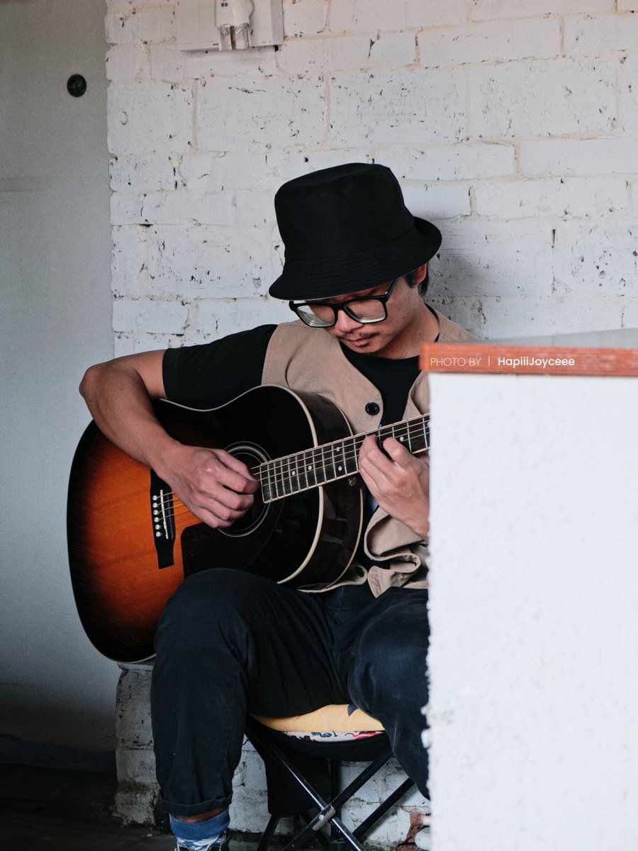 Kiihee1's tweet photo. Just discovered this hidden acoustic gem at a local café—raw vocals + soft guitar vibes hit different. Perfect slow Sunday soundtrack https://t.co/wG8kV89Jvl