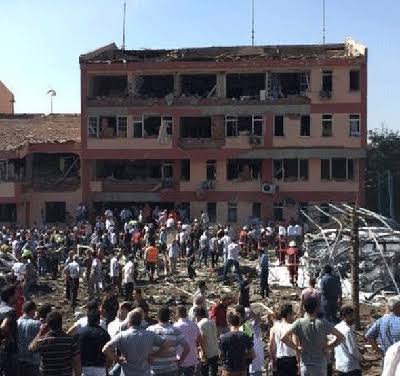 TurkPolisiTC's tweet photo. 3 Polisin şehit olduğu, 217 kişinin yaralandığı Elazığ Emniyet Müdürlüğü saldırısının yıl dönümü. (18 Ağustos 2016)

Kahrolsun PKK

#Elazığ https://t.co/lsk2Rqu8p5