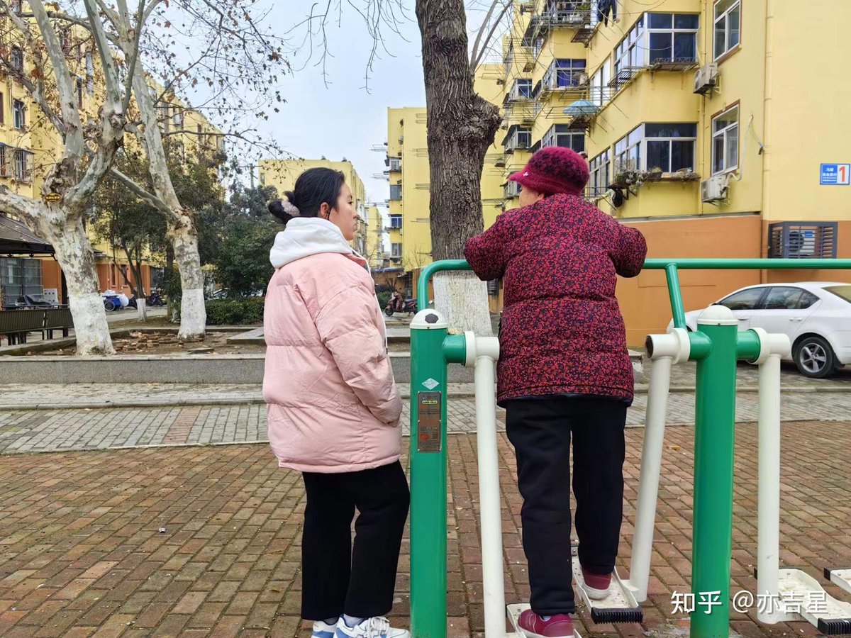 MeganWheeldon2's tweet photo. Neighborly joy: helped old Mrs. Lee carry her grocery bags today, got a warm cookie in return—small acts make our block feel like home! https://t.co/lUgJTHTMaZ