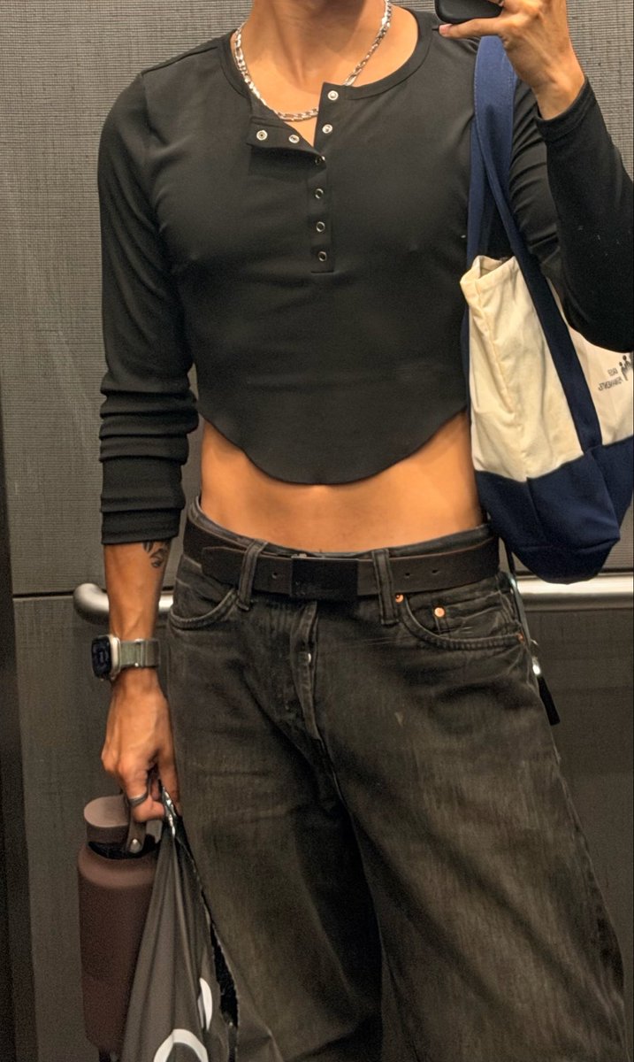 Jxxesus's tweet photo. Crop tops all year https://t.co/iVMTYYyIyj