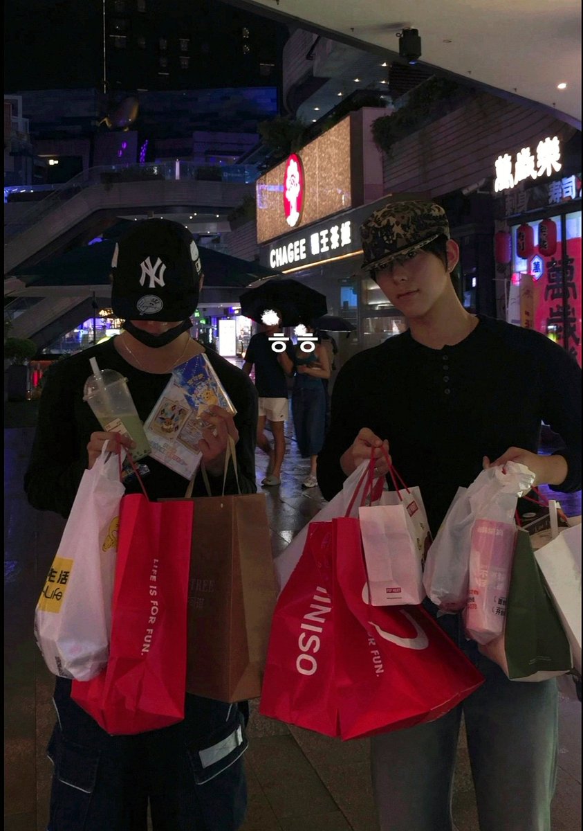 carmzglqn's tweet photo. A shopping date, ate 🌟's fav sweet n sour pork together, had close interactions on stage, and were actually roomies! 😭😭 China was so good to us tokkibearies 🥹🥰

#CHIHJAY #CHIHEN #JL #AHOF
Thank you to @/jane28o @/rry_ing @/starryence21 https://t.co/pUpla2sKUJ