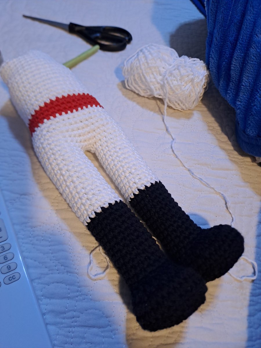 Laura952004's tweet photo. Que estoy tejiendo ? Si si ,otro principito, tamaño small 😁♥️🧶🌹 qué pensaban qué estaba descansando ? Pues no https://t.co/Ug4csPUaOF