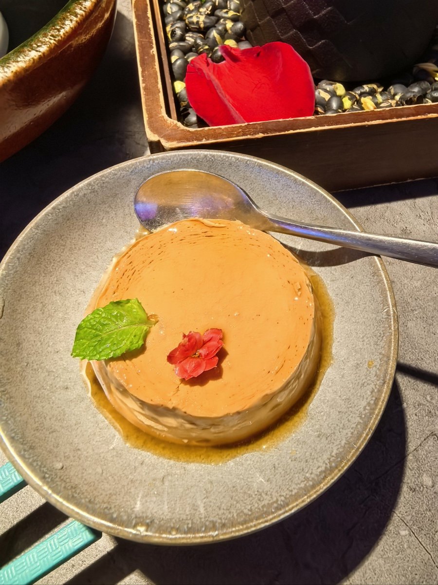 infinity_harold's tweet photo. Mid-morning snack win: Oozing salted egg yolk lava bun + cold soy milk hit the spot perfectly. https://t.co/rGLDzpG2fY