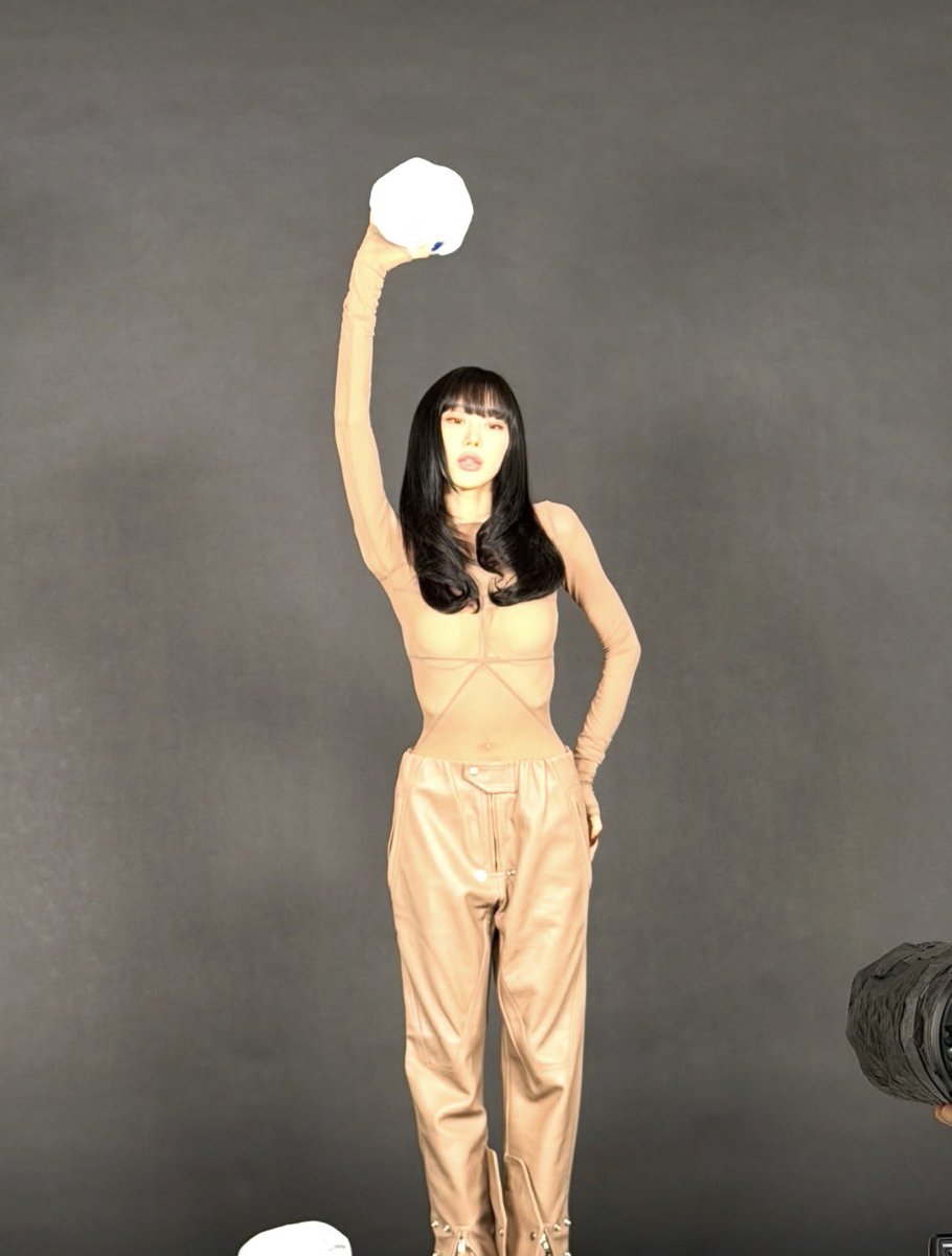 aeriispo's tweet photo. oh how i wish to be as small as her https://t.co/wTtGBSNjZ1