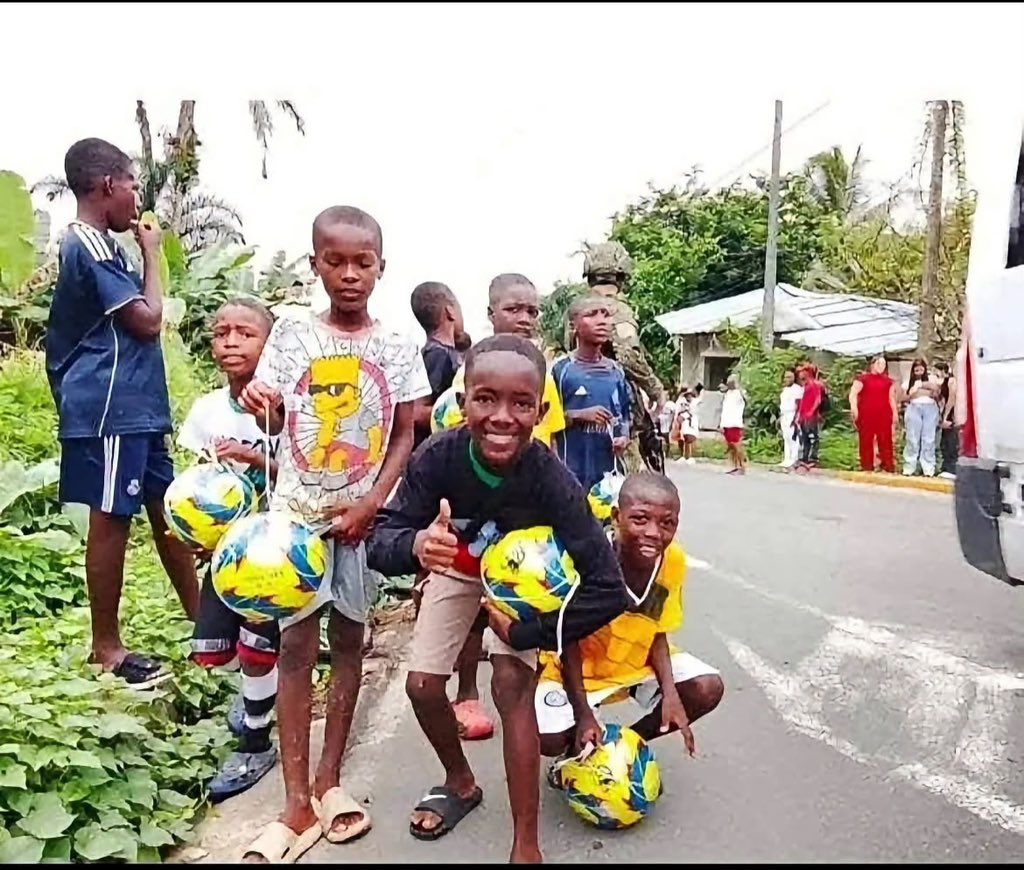 nnniko00's tweet photo. q fomo no ser ellos, yo quiero un balón de esos https://t.co/jjTnG7GvWl