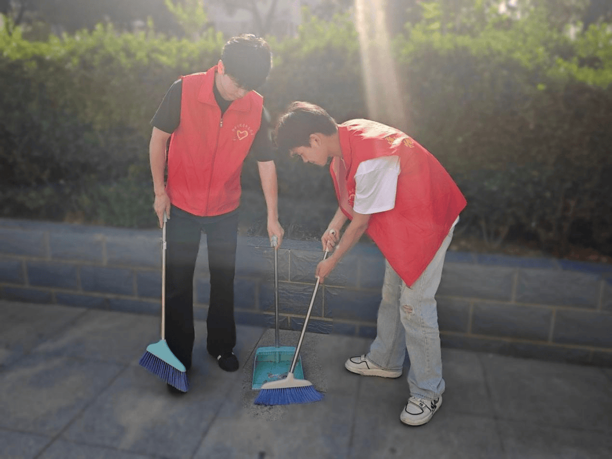 ceo8868's tweet photo. Join our neighborhood community clean-up this Sat 9 AM at Central Park! Bring gloves u0026 bags—let’s make our space shine together. https://t.co/UMdzQx6vju