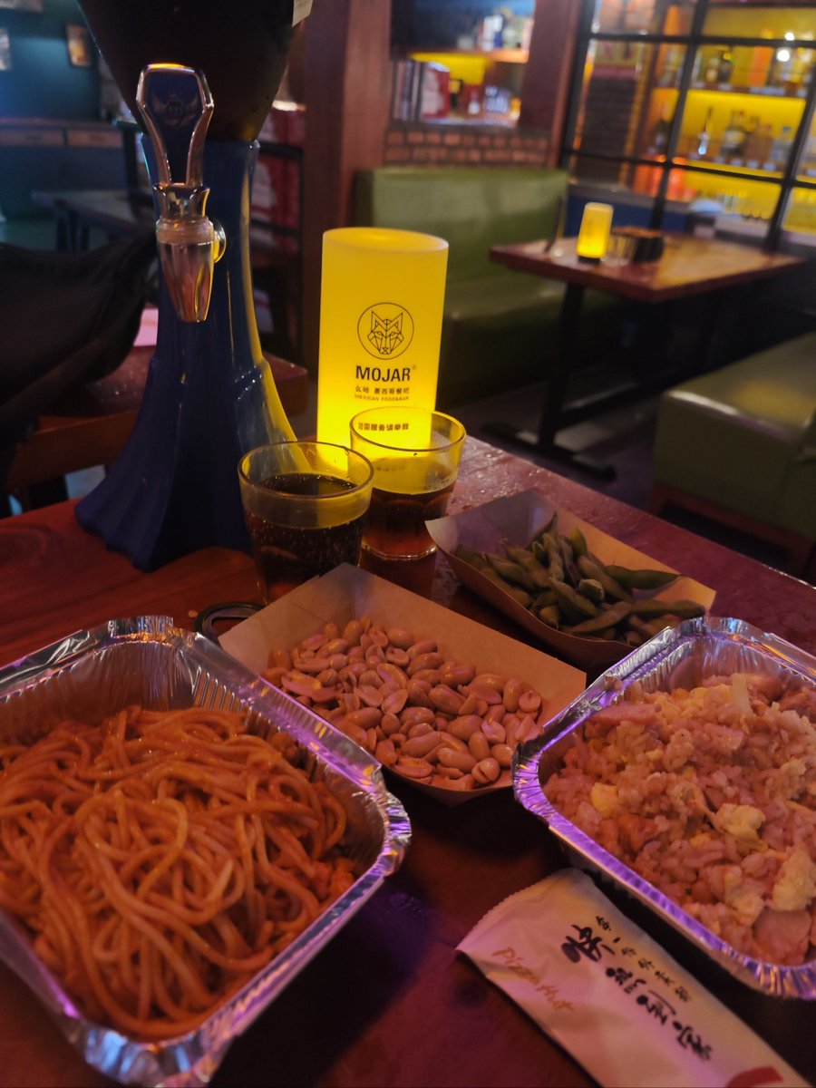 baginseon013's tweet photo. 刚啃完一碗加双份卤蛋的牛肉面，抬头就看见他举着冰可乐递到面前——这日子，比牛肉面还暖。 https://t.co/3iZyJ7mDRK