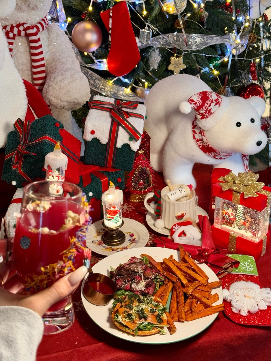 CarlottaBotting's tweet photo. Counting down to Christmas! Hot cocoa, twinkling lights, and cozy nights with the best people—what more could we ask for #HolidayVibes https://t.co/aaWjZOcDUj