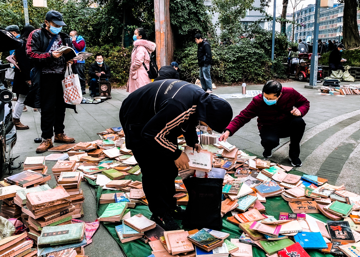 APhawo's tweet photo. A stranger stopped to help me pick up all the books I dropped on the busy street today—small act, big warmth that made my whole day better.， https://t.co/vvnbPssMOJ