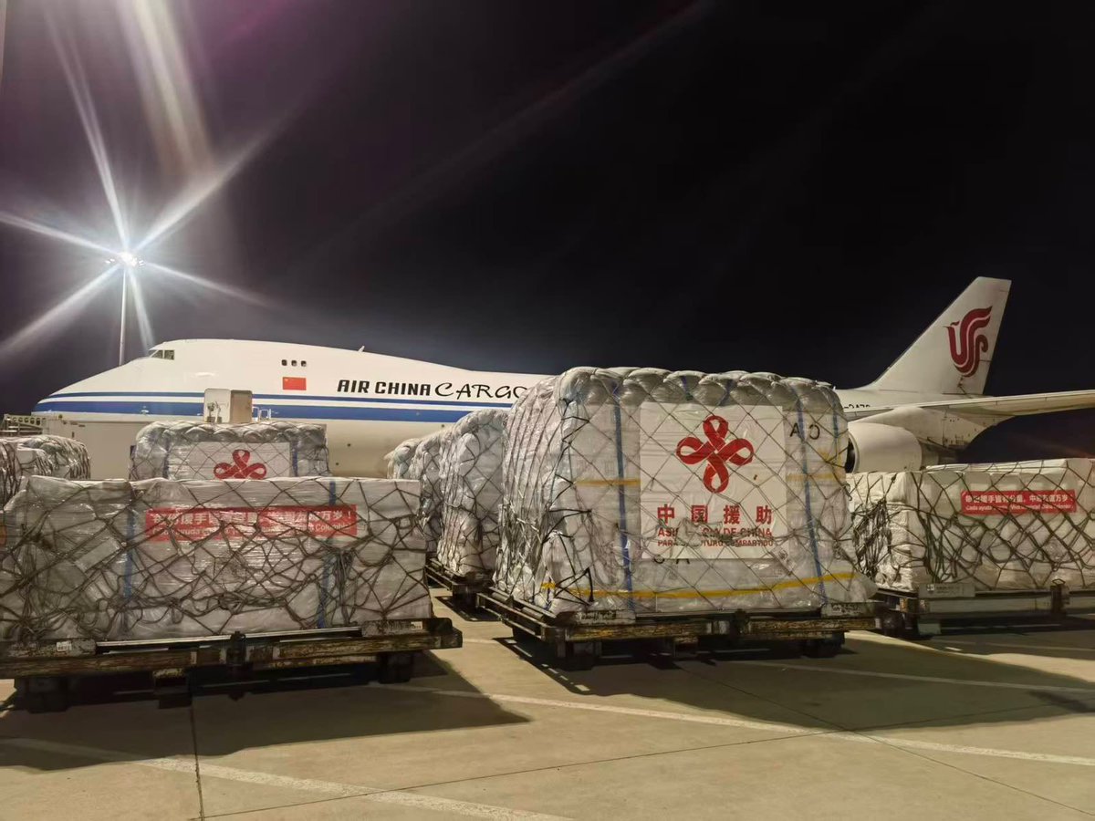 UltimaHoraCR's tweet photo. #MUNDO | El embajador de China en Colombia, Zhu Jingyang, reveló que su país envió cerca de 80 toneladas de ayuda humanitaria para atender a los damnificados por el terremoto.

El cargamento incluye 1.900 tiendas de campaña, 700 mantas, 15 plantas para potabilizar agua, 200 lámparas solares y 20 plantas eléctricas diésel.

Fotos: @zhu_jingyang.
https://t.co/woHMRjVE2M