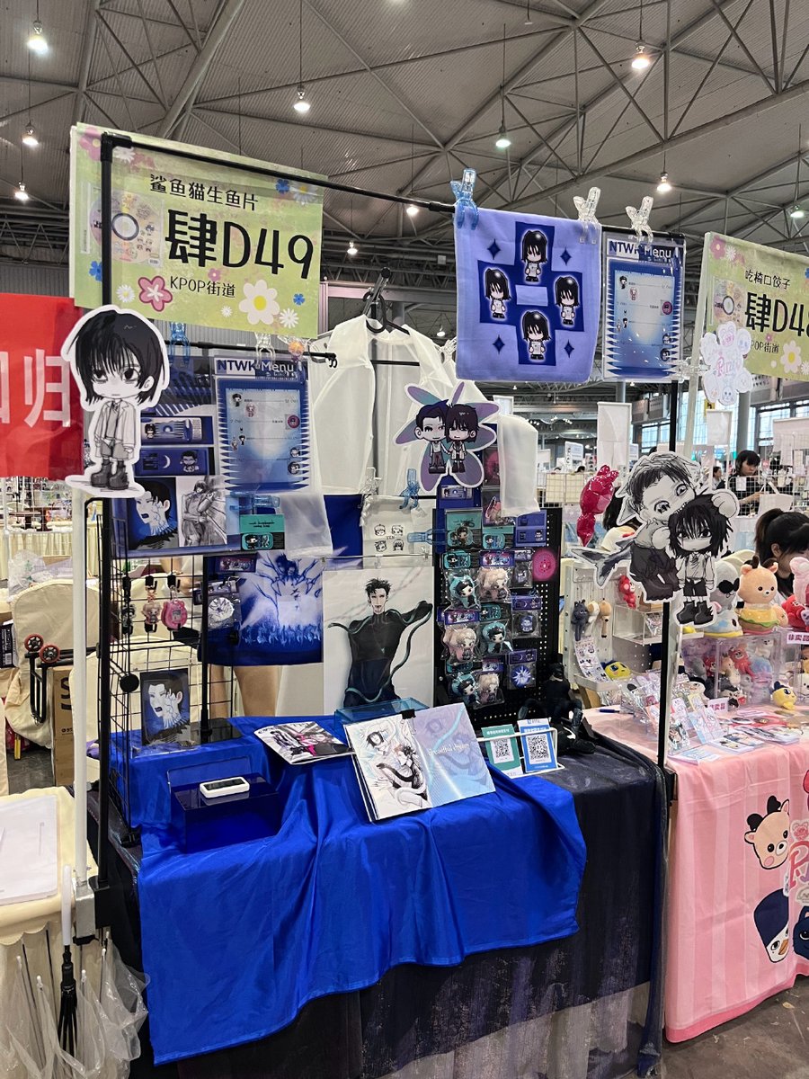 dunlnari30's tweet photo. Comic Con day done! Grabbed amazing art, met such cool creators, and now my bags are full of swag + a huge smile ， https://t.co/P9kFypfN1N