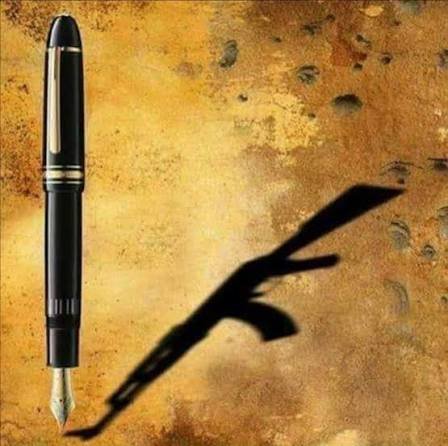 mshinqiti's tweet photo. لا ينقص من بلاء سيِّد شهداء #الطوفان أن توسَّع في تعبيره عن مجاملة حلفائه، وهو يقود شعبه في معركة حياة أو فناء.
 ولا ينقص من بيان أمير شعراء الثورة السورية أن جهرَ بسوءٍ من القول في لحظة اكتواءٍ بجحيم الظلم. 
أما بالنسبة لنا معشرَ القاعدين عن الجهاد، العاجزين عن الشعر، فستظل بلاد الشام في مخيالنا أرضَ رباطٍ مبارك واحدٍ، يحتاج بلاءَ شهدائه وبيانَ شعرائه، وعناقَ سيفه البتار وقلمه السيال. 
وسيظل الشهيد #السنوار داخلاً دخولا أوَّليا في "السادة الشهداء" الذين تغنَّى بطوفانهم أنس الدغيم:
"إني أنا البحرُ والطوفان مَن ركِبوا
سيولَدون غدًا أو يَكبُرون غــــدَا
سيزرعون بأرض الشام غيمتَهـم
ويقرؤون وجوهَ السادة الشُّهـدا"