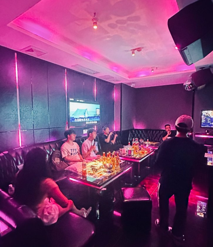 flukh35443's tweet photo. Sing your heart out at the hottest KTV spot in town! Non-stop hits, private rooms, and all the snacks you need for an epic night. Tag your crew to book now! https://t.co/LjkxBUsJ4M