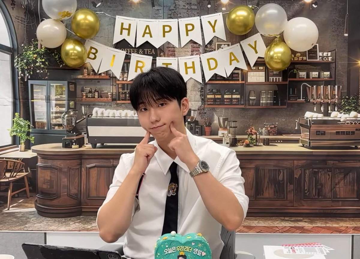 annlinoo's tweet photo. al menos estoy agradecida qué vi su último live de cumpleaños aun siendo un xdiz 😿 https://t.co/sBbs5pBK4U