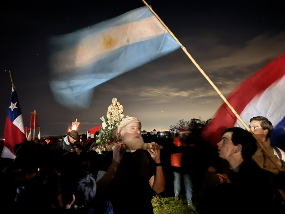 juanboschss's tweet photo. Llegamos a los pies de Nuestra Señora de Luján 🇦🇷. Tres días, poco más de 110 km, más de 2.000 fieles con ancianos, jóvenes, chicos y hasta bebés de cochecito. Decenas de curas administrando sacramentos. Una fiesta católica. https://t.co/4o4TZrtyAB