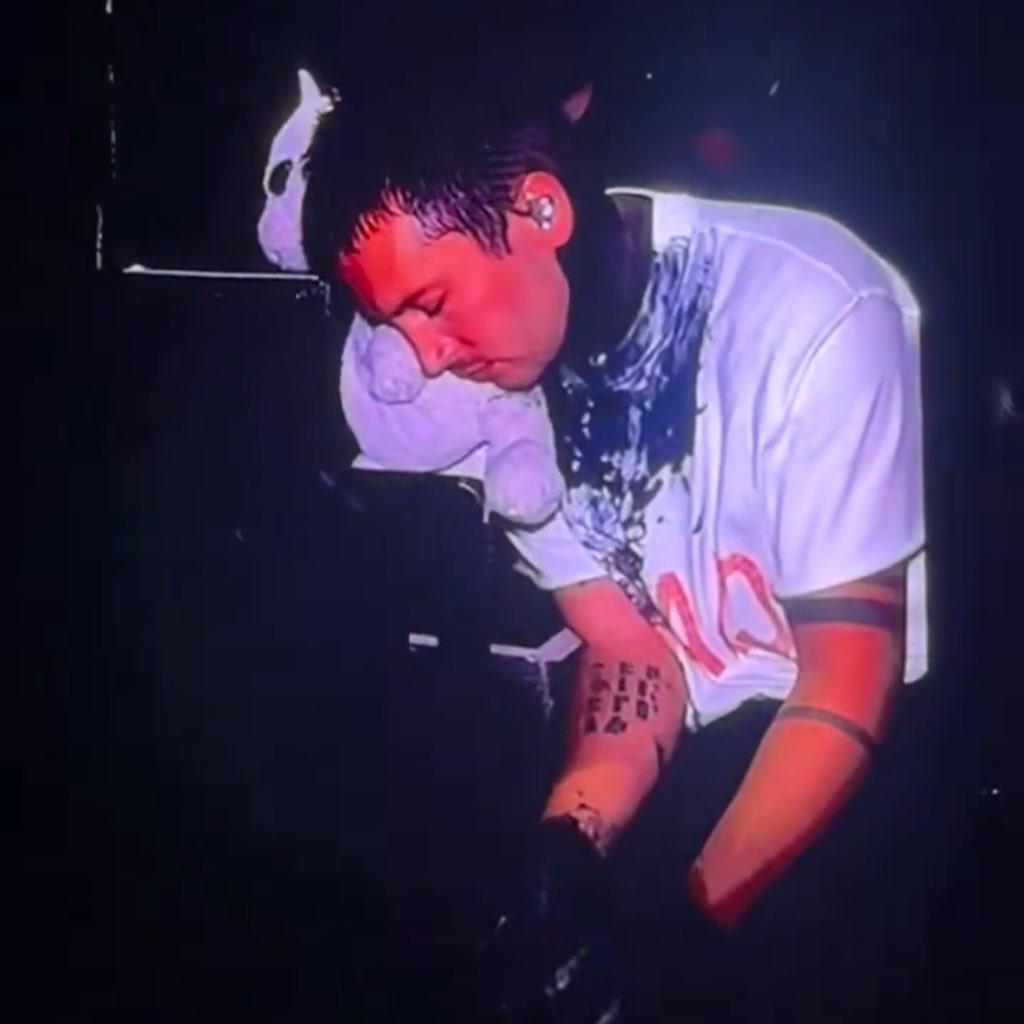 melodramv's tweet photo. daily iso 1-3 tickets anywhere in the stadium for twenty one pilots at ohio stadium 10/17 #twentyonepilots will pay over fv for GA/pit orrrr throw in rare merch https://t.co/UBbVASWWZg