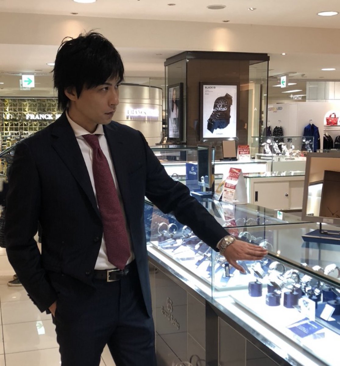 omorikenji's tweet photo. この歳になって国産のグランドSEIKOの良さがより分かるようになったきました
確か2018年か19年に欲しかったんだけどその時はCartierを選びました
今はグランドSEIKOに綺麗目な普通のカッコが気分です
#大森健司 #俳句 #京都 #グランドセイコー https://t.co/glXyv9HQdR