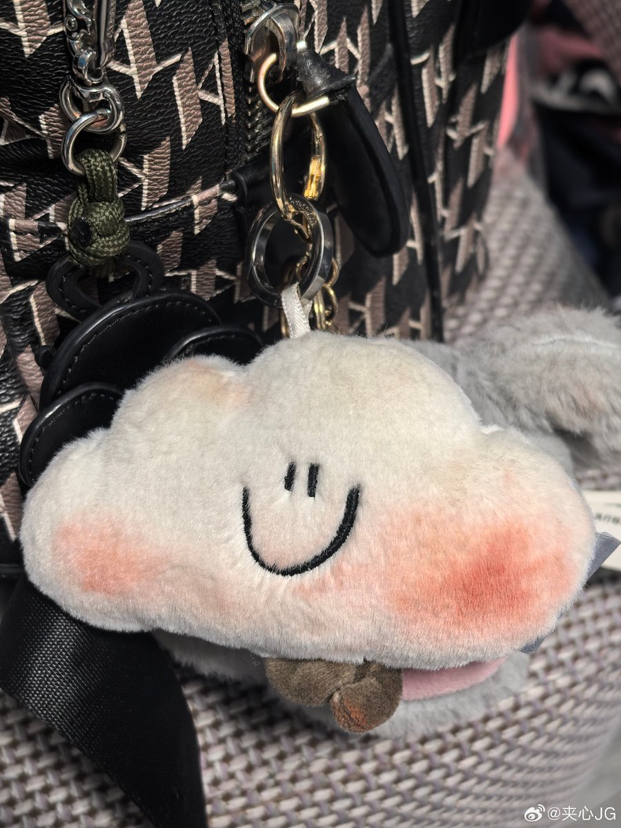 RYqxE1IttZ8UlS0's tweet photo. 周末摸鱼不如玩点手作！用碎毛线缠出毛乎乎的小云朵钥匙扣，挂包上软fufu的超治愈～ https://t.co/YFKuZ1UjLf