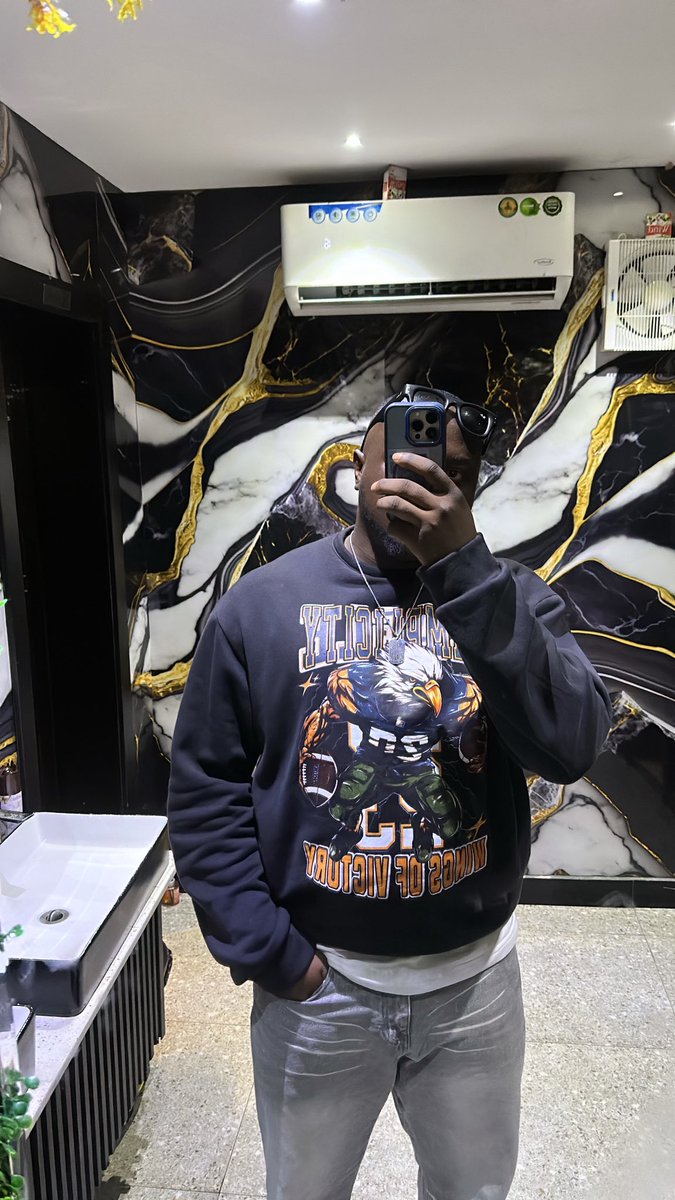 Simplicity072's tweet photo. When the product is yours, you wear it different. 😮‍💨🖤
SIMPLICITY sweatshirt — made by us, styled by me. https://t.co/YJ4KLDJv06