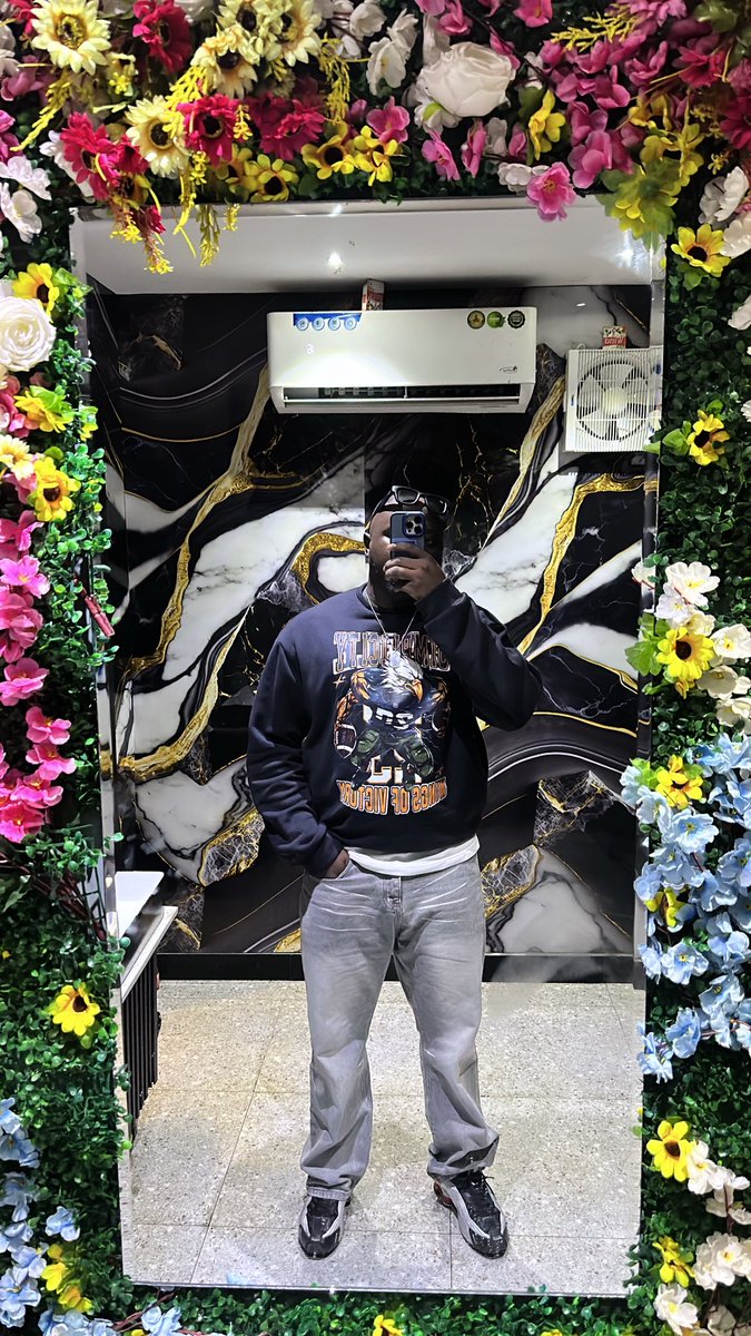 Simplicity072's tweet photo. When the product is yours, you wear it different. 😮‍💨🖤
SIMPLICITY sweatshirt — made by us, styled by me. https://t.co/YJ4KLDJv06