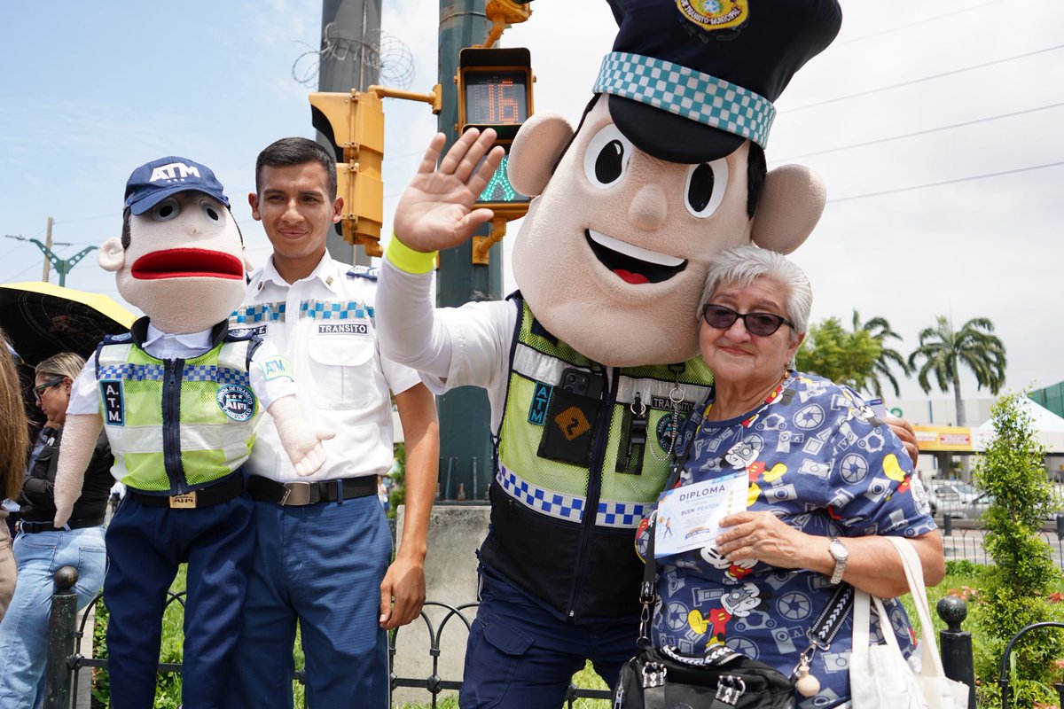 ATMGuayaquil's tweet photo. 🚶‍♀️ En el Día del Peatón promovimos una movilidad más segura, respetuosa e inclusiva.

En la av. Francisco de Orellana reconocimos con diplomas a buenos conductores y peatones, mientras nuestros mimos socializaron la importancia de respetar las normas de tránsito. Además, junto a representantes de la Dirección de Inclusión Social del Municipio de Guayaquil, recorrimos el sendero peatonal que conecta San Marino con Policentro, verificando su accesibilidad para las personas con movilidad reducida.

Estas acciones se complementan con el refuerzo de la señalización en sectores concurridos y unidades educativas; la implementación de semáforos y señalización en el km 14,5 de la vía a la Costa; y los cruces peatonales diagonales de 9 de Octubre con Machala y Malecón.

Seguimos construyendo una ciudad donde cada peatón pueda movilizarse con seguridad y libertad. 💙

#AsíSeHaceGuayaquil