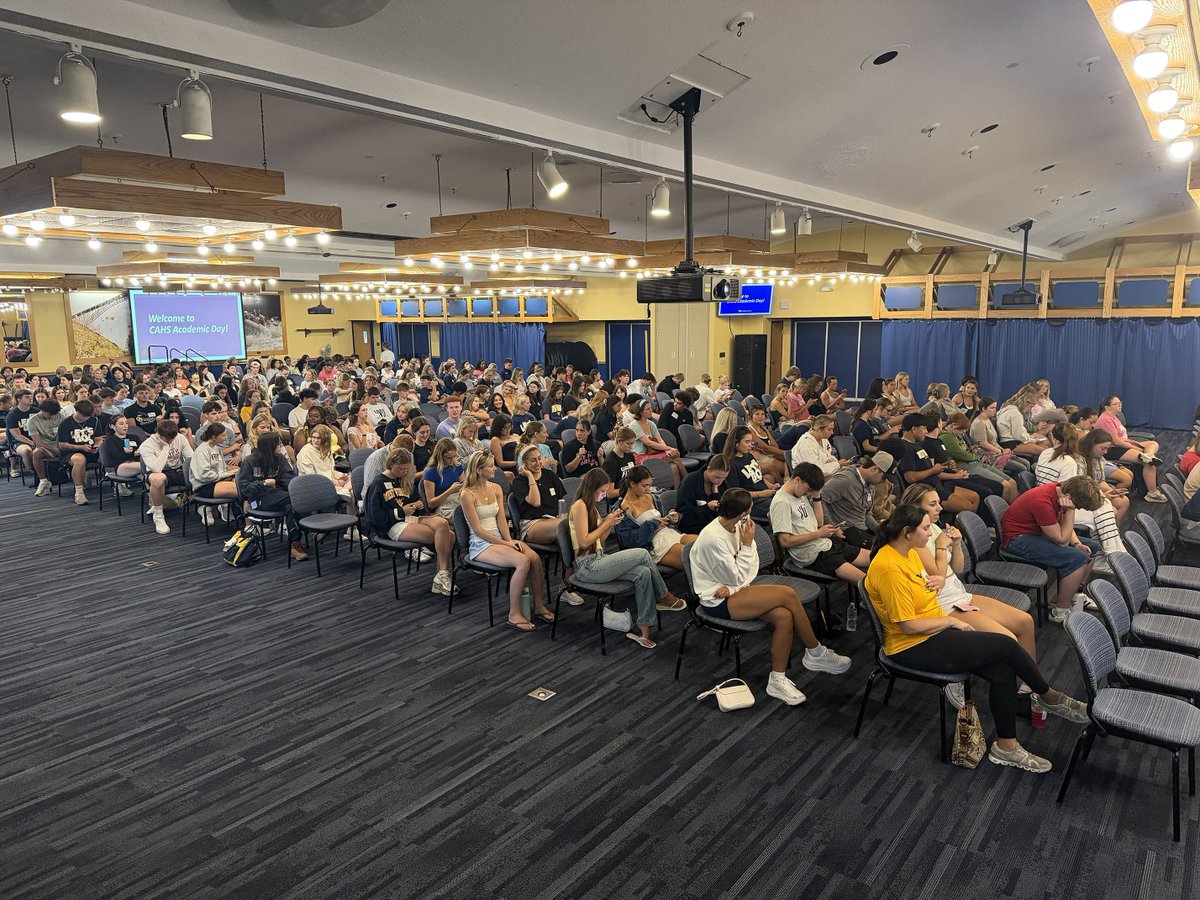 wvucahs's tweet photo. Just met over 250 new friends. NBD. #AcademicDay https://t.co/4XSWI7gUni