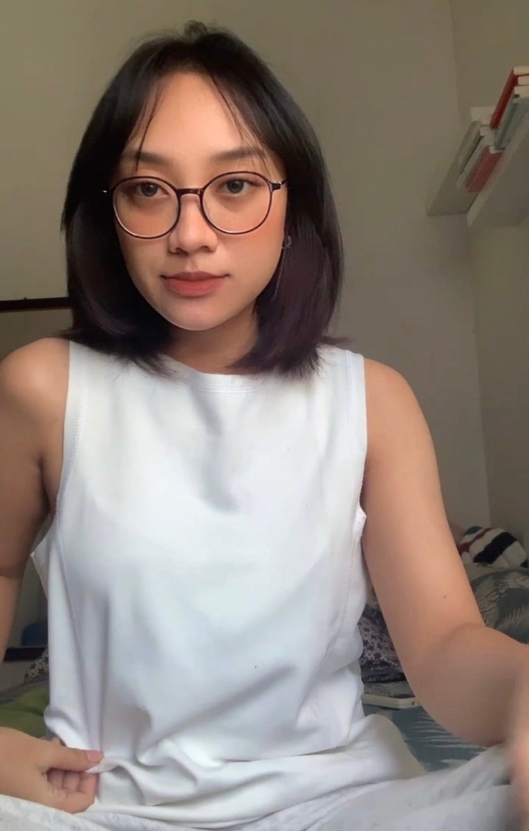 rohhidup's tweet photo. meanwhile kalo ngeliat foto gw pas S1 kayak… GIRL??? you had the face, you had the moment, you had the fucking potential??? KENAPA GAK DIMAKSIMALKAN 😭😭 

harusnya dulu gw flirting, dating, having little college crushes, experiencing the kinyis-kinyis romance arc di unair https://t.co/xxPyHY5MK1