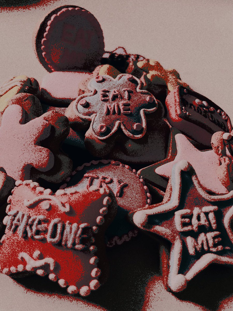 fIeshmaidens's tweet photo. alice  doesn't  know  what  comes  over  her  as  she  bakes——  or  𝑡𝑟𝑖𝑒𝑠.  it  certainly  isn't  her  strong  suit.  worse  yet,  the  cookies  all  turn  out  the  same  in  the  end  ...  no  matter.  if  the  ⁎𝗿𝗲𝗮𝗱𝗲𝗿  would  like  one,  it  won't  be  her  loss. https://t.co/RTiVPqw6fx