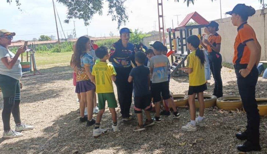 Oncdoft4's tweet photo. ONCDOFT Miranda participó en el 3er campamento deportivo, recreativo y comunitario en la cancha el deleite, sobre los delitos contra la Indemnidad sexual y legitimación de capitales, cumpliendo con la Gran Misión Cuadrantes de Paz en el vértice 1
@MijpVzla
@oncdoftvzla2 https://t.co/2yXj6VsbTN