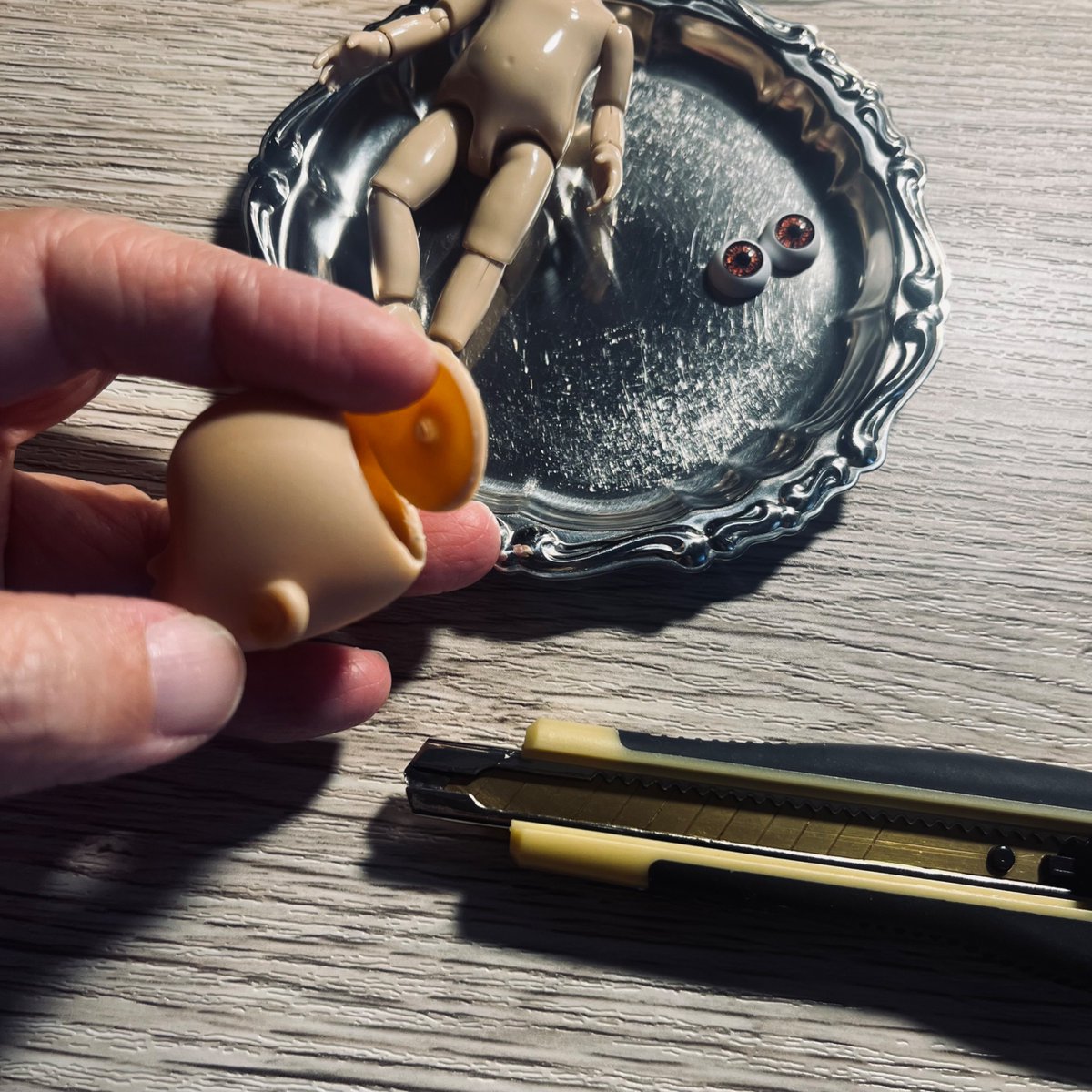 risa_lun's tweet photo. 1年以上前に買ったセリアの10cmドールボディとヘッド、おとといダイソーで買ったアイパーツ1cmで昨夜はチマチマと作業していた。先は長そう、でもなんだか楽しいっぽい。BGMは『ザ・バットマン』のサントラ。 https://t.co/rU1J9alpJx