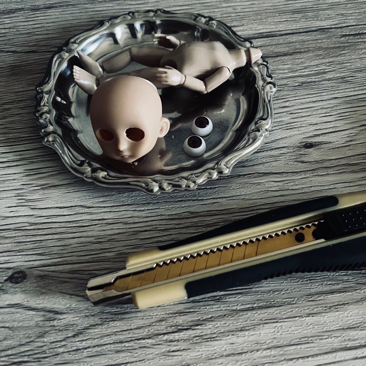 risa_lun's tweet photo. 1年以上前に買ったセリアの10cmドールボディとヘッド、おとといダイソーで買ったアイパーツ1cmで昨夜はチマチマと作業していた。先は長そう、でもなんだか楽しいっぽい。BGMは『ザ・バットマン』のサントラ。 https://t.co/rU1J9alpJx