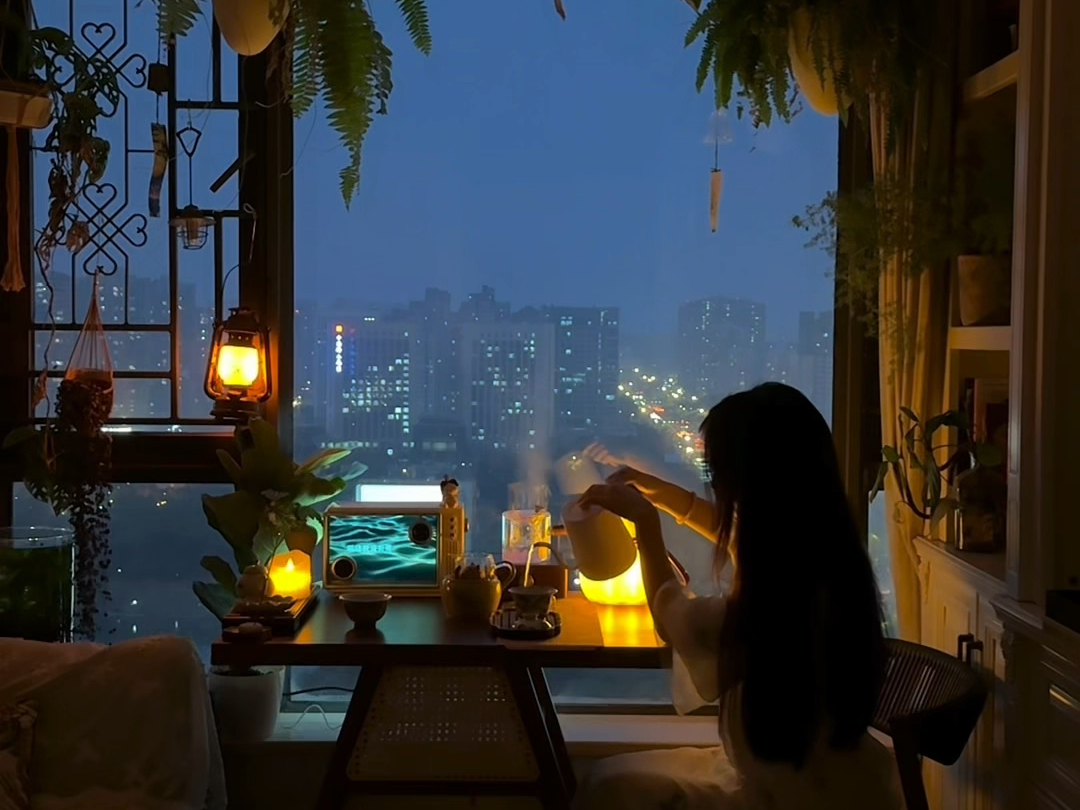 Jaffer10217292's tweet photo. [Watching the rain tap on the window, curled up on the sofa with a warm cup of tea—best kind of lazy Sunday vibe at home ]， https://t.co/wgqpYiI4h2