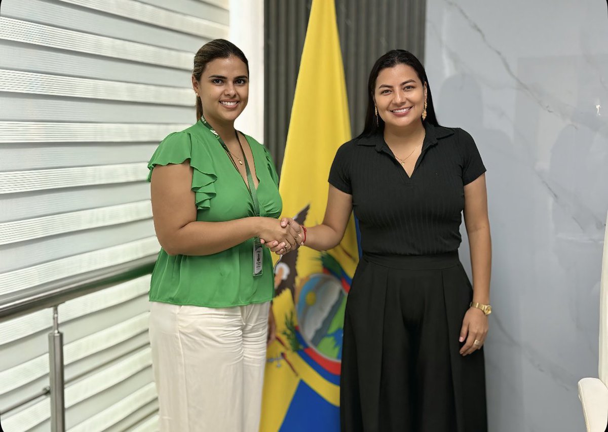 EsmeVial_EP's tweet photo. 🤝 ESMEVIAL EP y la Alcaldía de Muisne suscribieron un convenio de cooperación para fortalecer el trabajo articulado entre cantones en materia de tránsito y movilidad.

Esta alianza permitirá sumar esfuerzos y coordinar acciones que contribuyan a una movilidad más segura🚦💚 https://t.co/ODeiGAPSS9