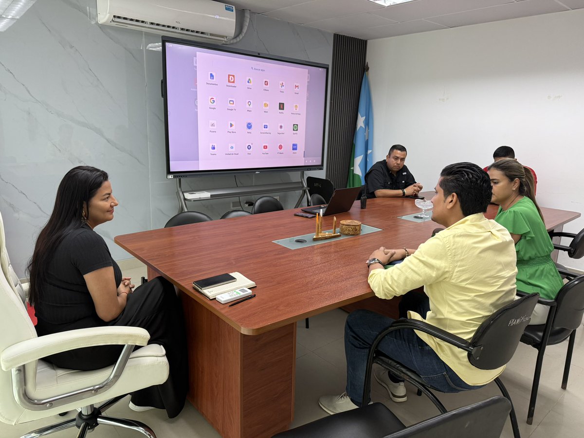 EsmeVial_EP's tweet photo. 🤝 ESMEVIAL EP y la Alcaldía de Muisne suscribieron un convenio de cooperación para fortalecer el trabajo articulado entre cantones en materia de tránsito y movilidad.

Esta alianza permitirá sumar esfuerzos y coordinar acciones que contribuyan a una movilidad más segura🚦💚 https://t.co/ODeiGAPSS9