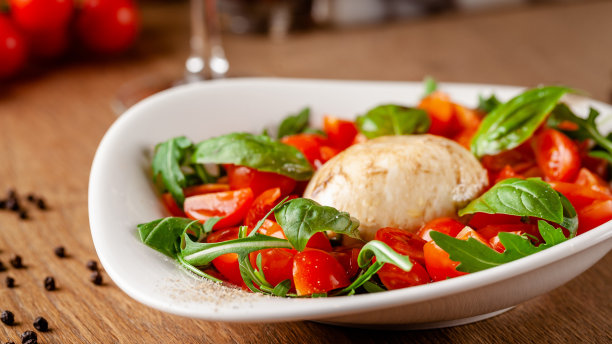 CODgotek's tweet photo. [Stocked up on fresh basil, ripe tomatoes u0026 creamy mozzarella for tonight’s caprese salad! Ready to whip up something delicious at home. ]， https://t.co/Hjv7v4Swv6