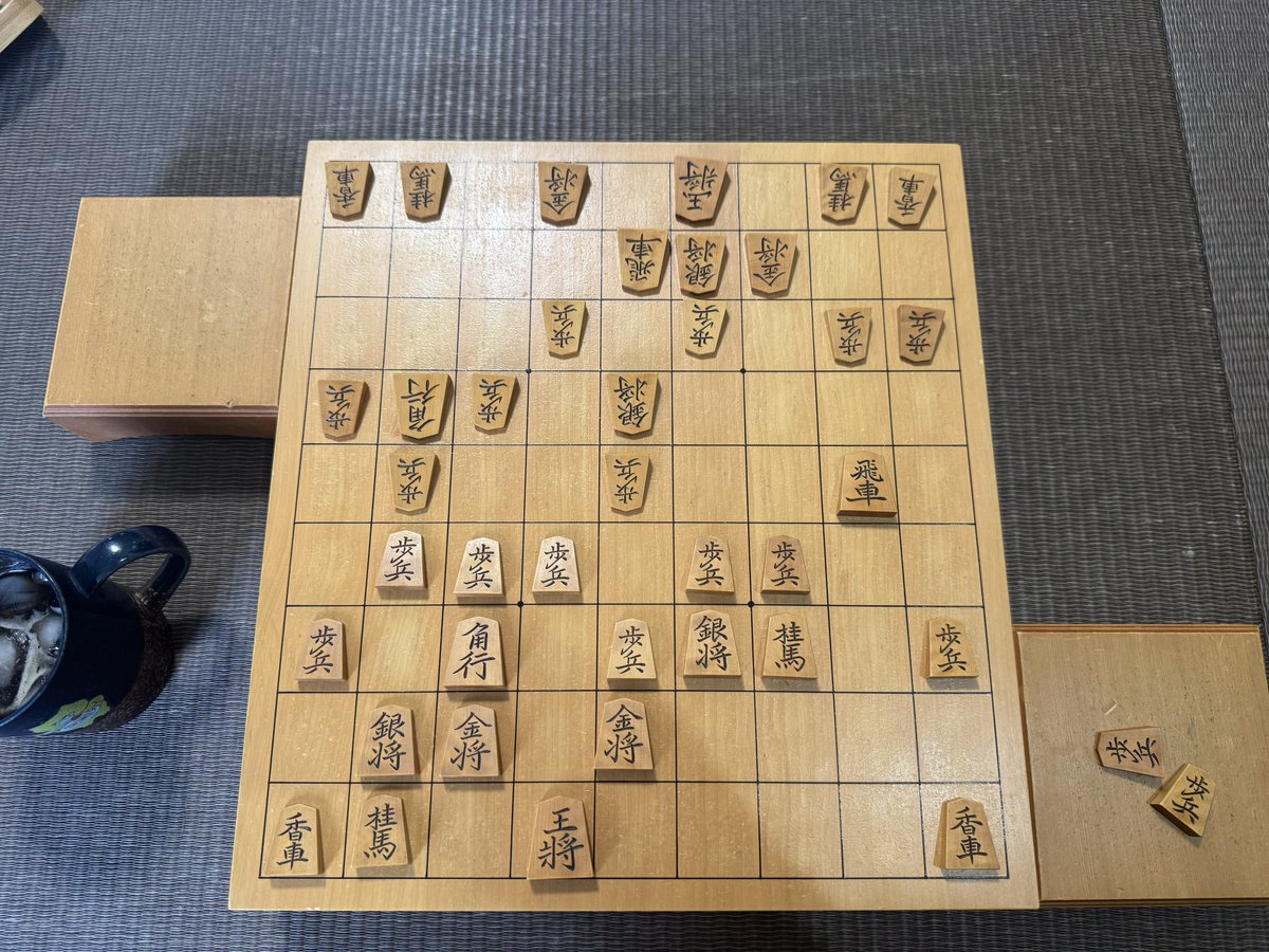jisyoukai's tweet photo. 今日の早朝棋譜並べ
図は先手の天野宗歩が87の歩を▲86歩とした所

狙いは82歩で飛車を誘ってからの24歩の十字飛車
盤面を大きく使ったダイナミックな構想
序盤から見えてる景色が違う
将棋の射程距離が長すぎる

#棋譜並べ
#手合集46頁 https://t.co/eLgGywWGV8